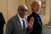 Americký filmový režisér Spike Lee a jeho manželka Tonya Lewis Leeová odchádzajú po stretnutí s pápežom Levom XIV. vo Vatikáne. FOTO: TASR/AP
