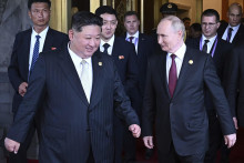Kim Čong-un a Vladimir Putin sa zišli v Pekingu. FOTO: AP