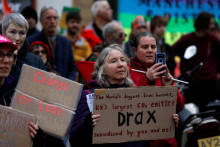 Demonštranti nesú transparenty, zatiaľ čo sa ľudia zúčastňujú na celoštátnom proteste vyzývajúcom na ráznejšie globálne opatrenia v oblasti klímy počas prebiehajúcej konferencie OSN o zmene klímy (COP30) v Brazílii. FOTO: Reuters