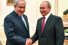 Ruský prezident Vladimir Putin si podáva ruku s izraelským premiérom Benjaminom Netanjahuom počas ich stretnutia v Kremli v Moskve v roku 2018.  FOTO: Reuters