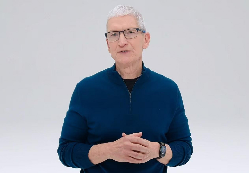 Šéf spoločnosti Apple Tim Cook s hodinkami Apple Watch. FOTO: Apple
