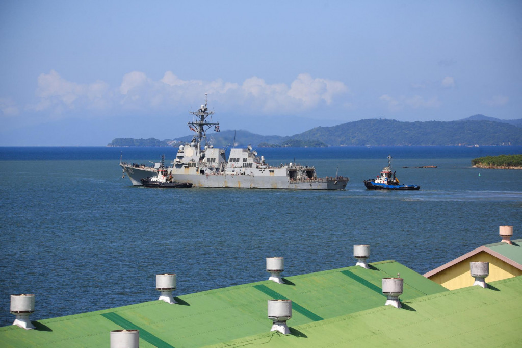 Americký torpédoborec USS Gravely vypláva z prístavu Port of Spain. FOTO: Reuters