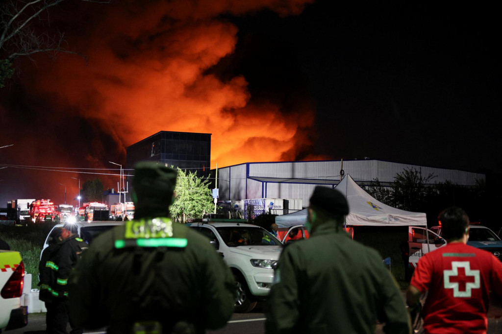 Dym stúpa z požiaru po výbuchu, ku ktorému došlo v dôsledku požiaru v budovách obsahujúcich agrochemické produkty v továrenskom komplexe v meste Carlos Spegazzini v provincii Buenos Aires. FOTO: Reuters