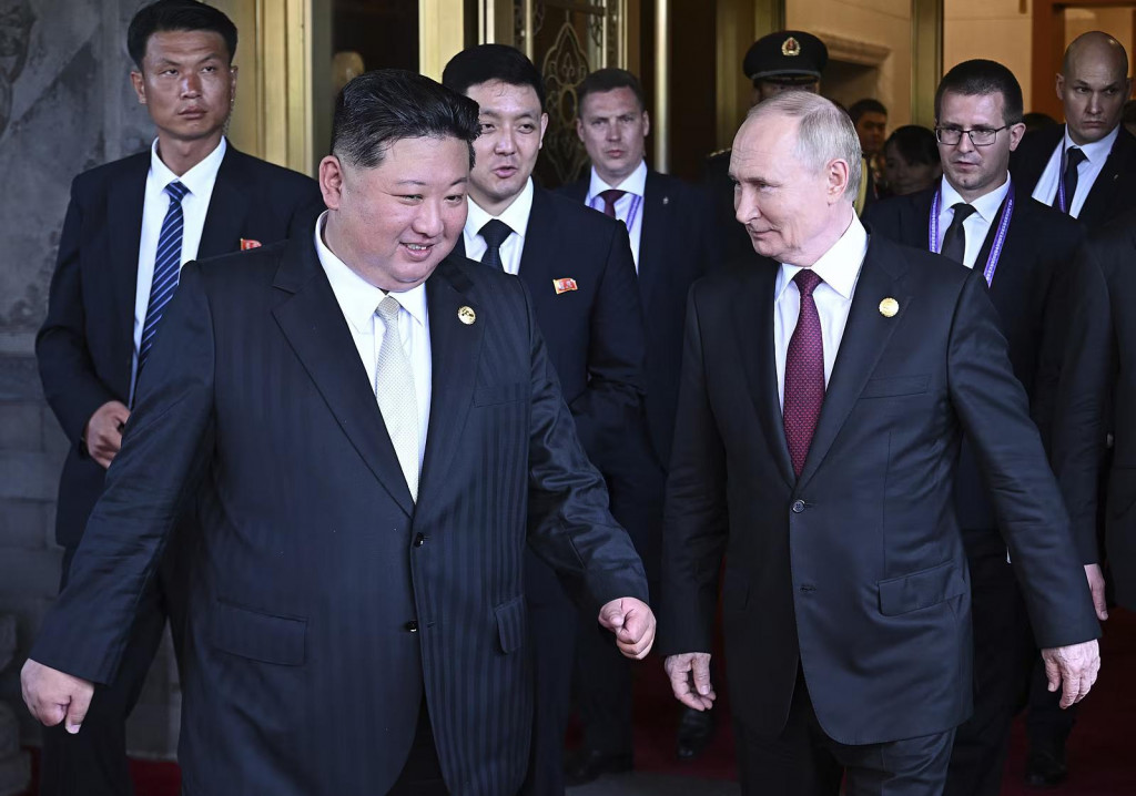Kim Čong-un a Vladimir Putin sa zišli v Pekingu. FOTO: AP