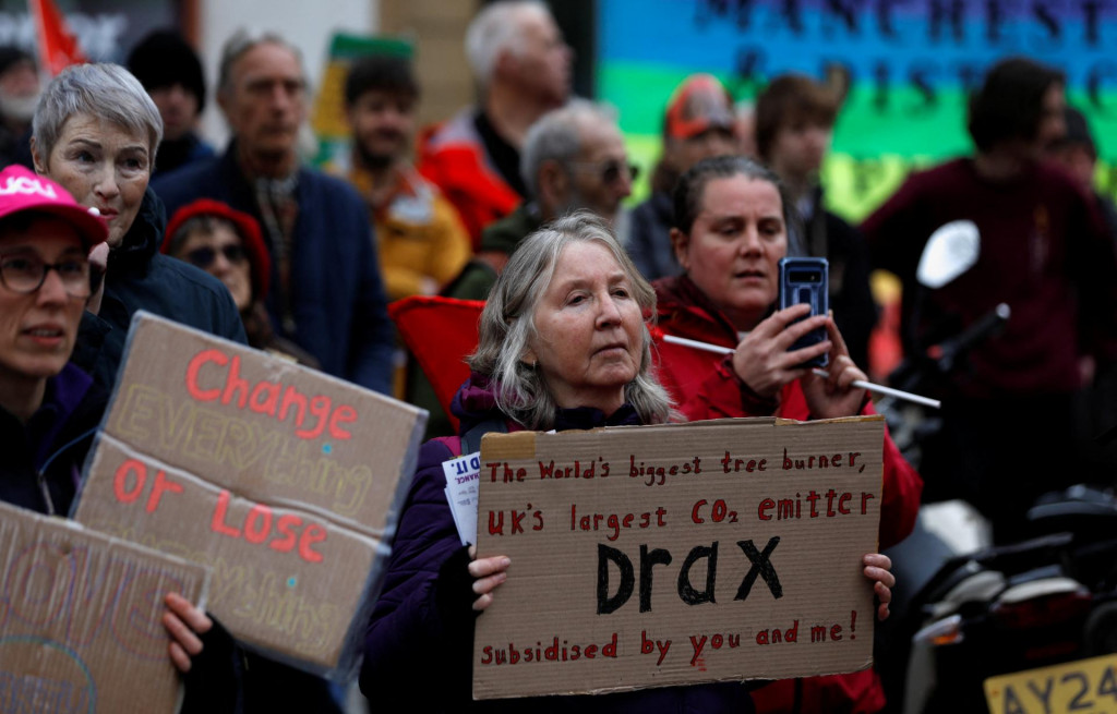 Demonštranti nesú transparenty, zatiaľ čo sa ľudia zúčastňujú na celoštátnom proteste vyzývajúcom na ráznejšie globálne opatrenia v oblasti klímy počas prebiehajúcej konferencie OSN o zmene klímy (COP30) v Brazílii. FOTO: Reuters