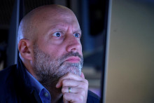 Obchodník na burze cenných papierov v New yorku sa sústredí na obchodovanie. FOTO: REUTERS