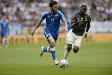 Ani stopér Antonio Rüdiger nedokázal v máji 2016 zabrániť prekvapujúcej výhre Slovákov na nemeckej pôde. A Michal Ďuriš verí, že aj súčasná generácia našich reprezentantov môže napodobniť triumf z Augsburgu. FOTO: TASR/M. Svítok