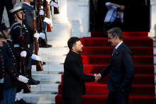 Grécky premiér Kyriakos Mitsotakis si podáva ruku s ukrajinským prezidentom Volodymyrom Zelenským. FOTO: Reuters