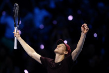 Jannik Sinner oslavuje víťazstvo vo finále Turnaja majstrov. FOTO: Reuters