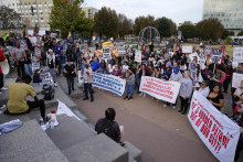Ľudia v meste Charlotte v Severnej Karolíne protestujú proti federálnym imigračným opatreniam. FOTO: TASR/AP