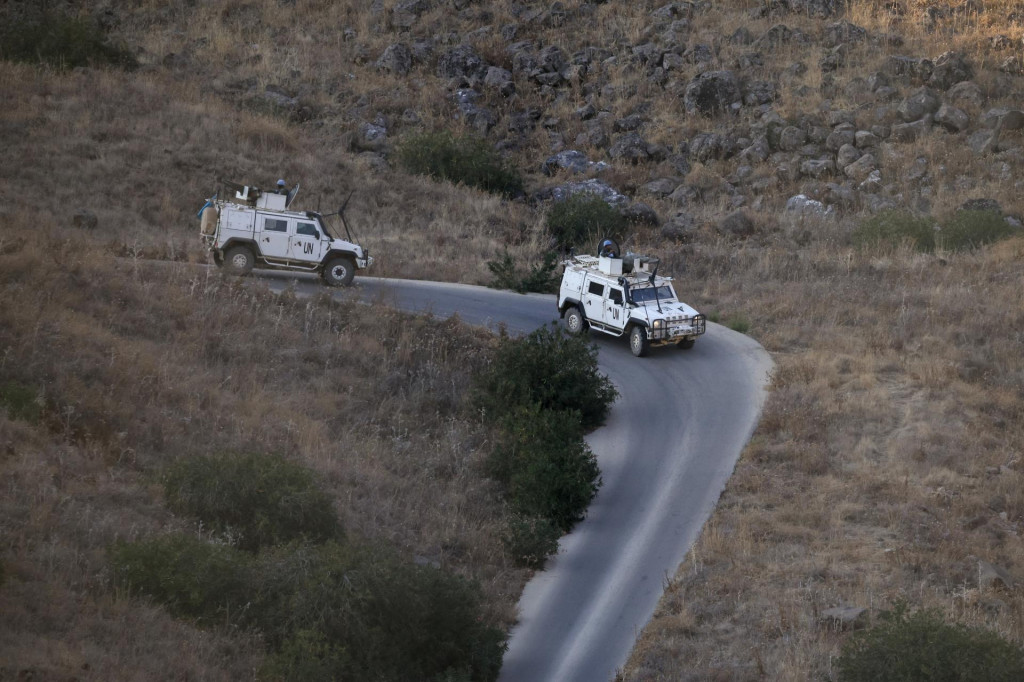 Vozidlá OSN jazdia na libanonskej strane izraelsko-libanonskej hranice. FOTO: Reuters