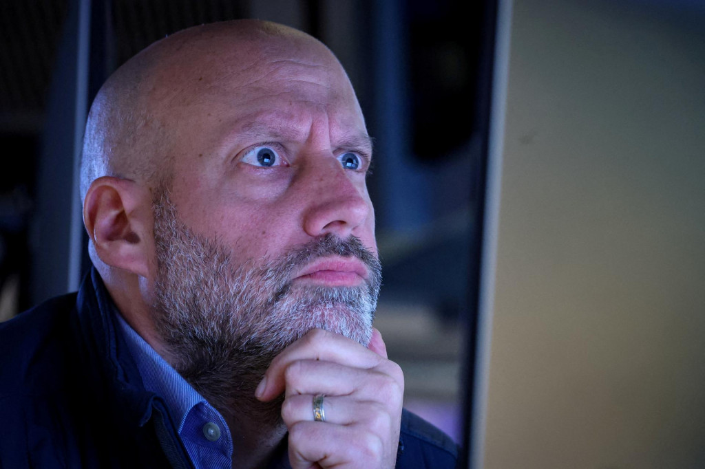 Obchodník na burze cenných papierov v New yorku sa sústredí na obchodovanie. FOTO: REUTERS