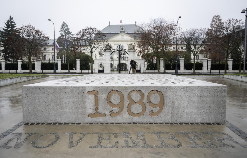 Pamätník novembra 1989 na Námestí slobody v Bratislave. FOTO: TASR/Martin Baumann