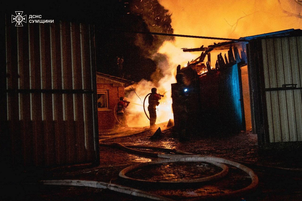 Hasiči pracujú na mieste ruského útoku v Sumskej oblasti. FOTO: Reuters/Štátna záchranná služba Ukrajiny