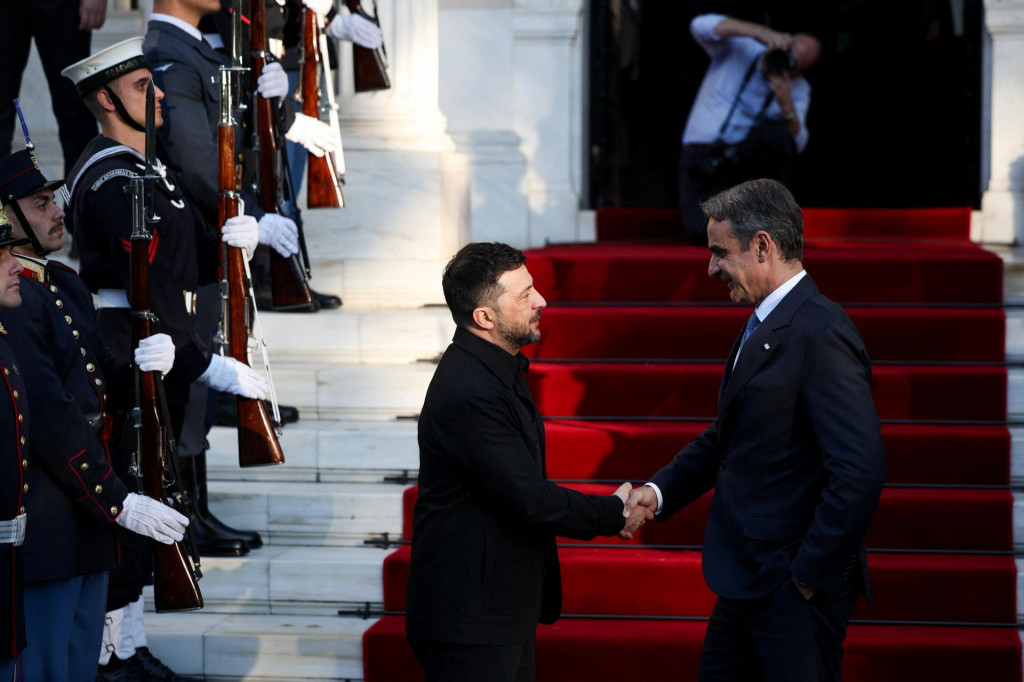 Grécky premiér Kyriakos Mitsotakis si podáva ruku s ukrajinským prezidentom Volodymyrom Zelenským. FOTO: Reuters