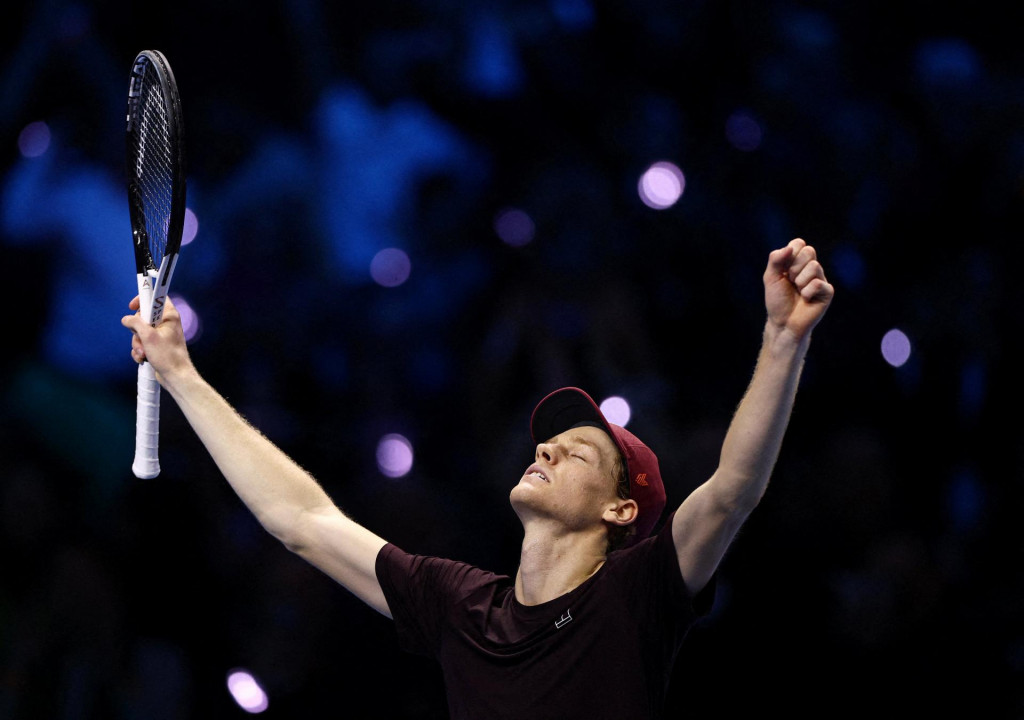 Jannik Sinner oslavuje víťazstvo vo finále Turnaja majstrov. FOTO: Reuters