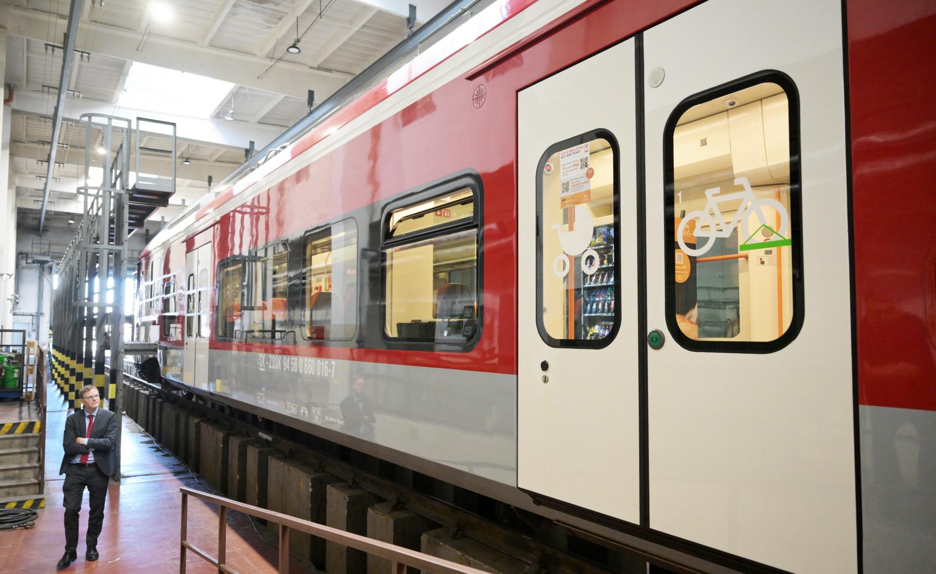 Vlaky by mohli po trati pri Pezinku jazdiť plnou rýchlosťou od stredy. Opravy pokračujú, hlásia železnice