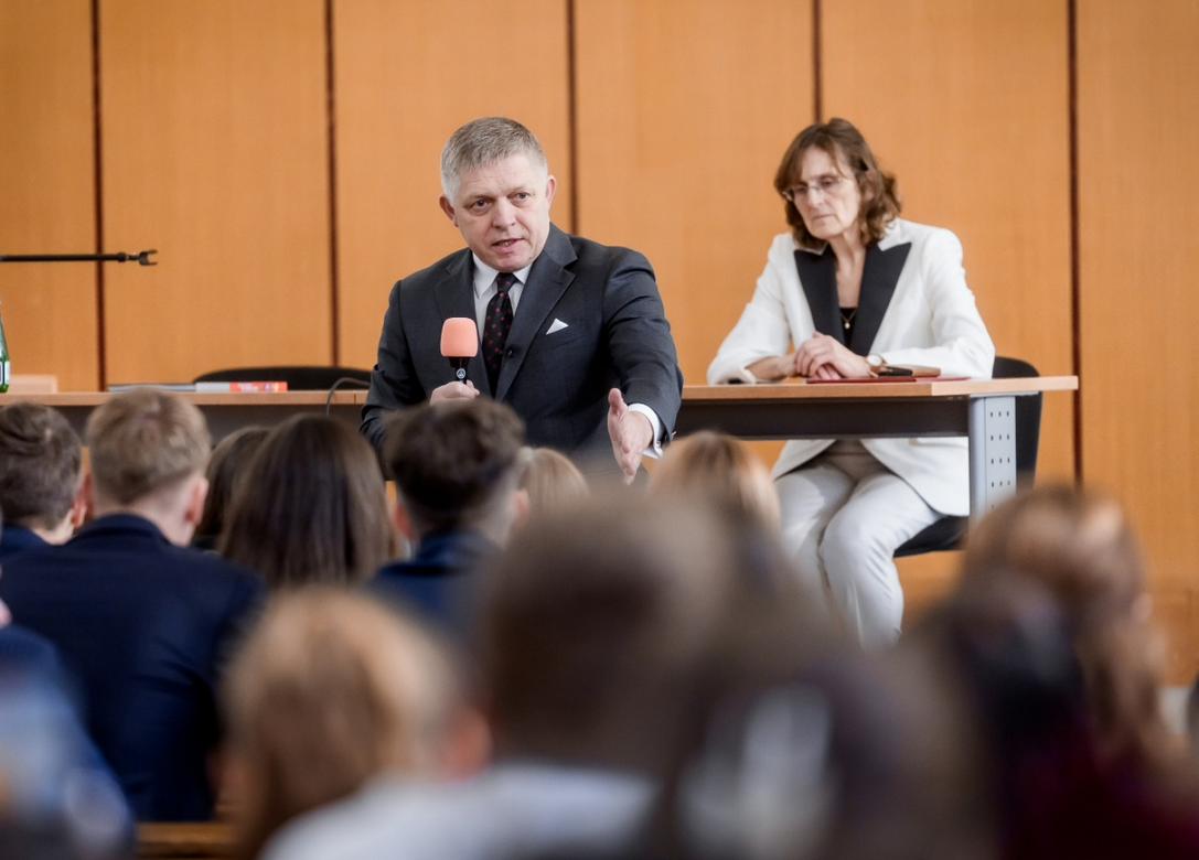 Robert Fico by mal medzi študentov chodiť častejšie. Omladol by