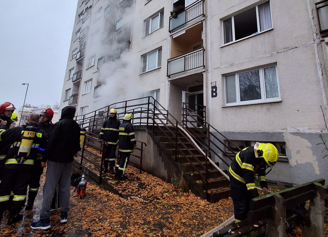 V Topoľčanoch horí bytový dom, hlásia viacero zranených