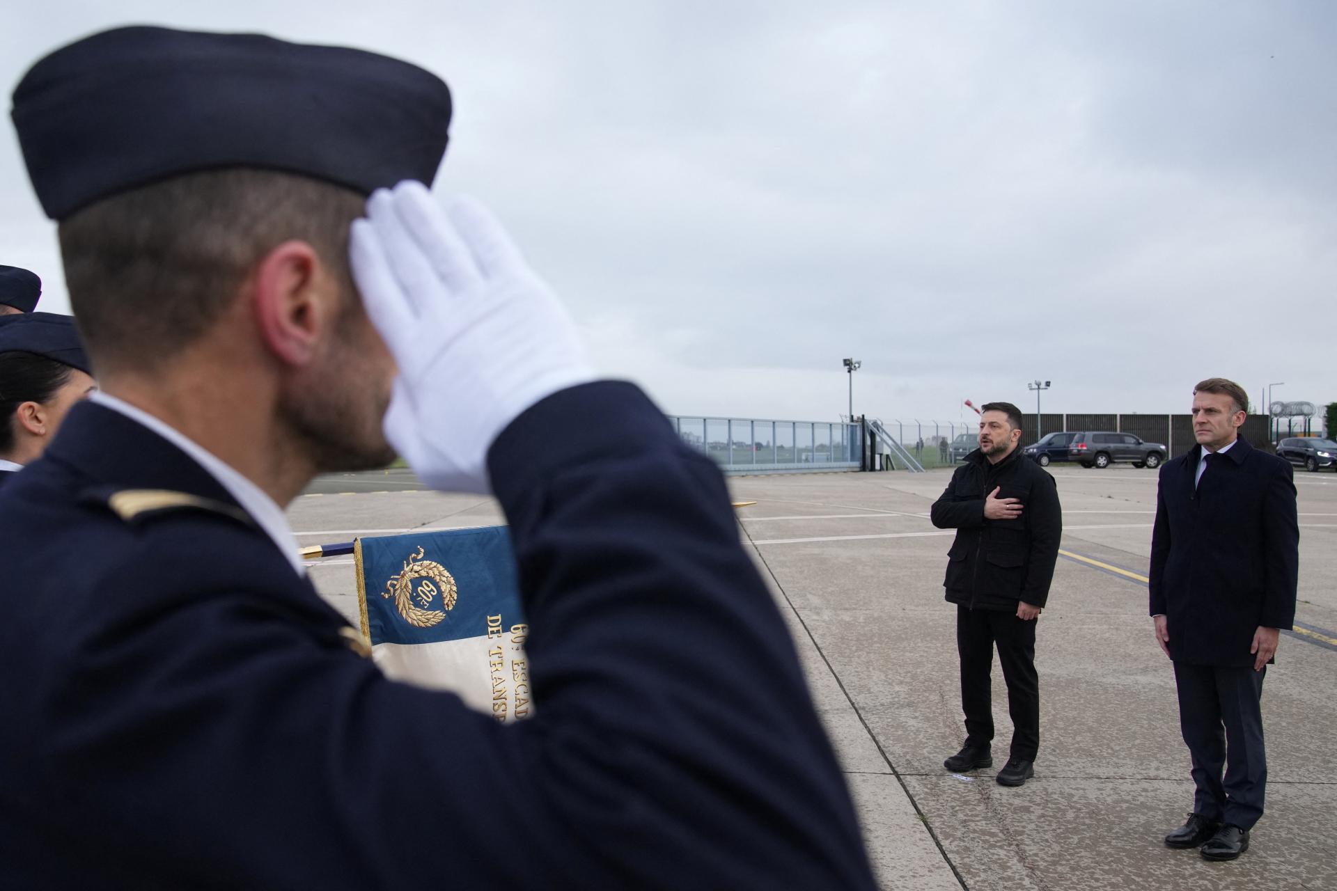 Zelenskyj sa stretol s Macronom, Ukrajina kúpi sto stíhačiek Rafale
