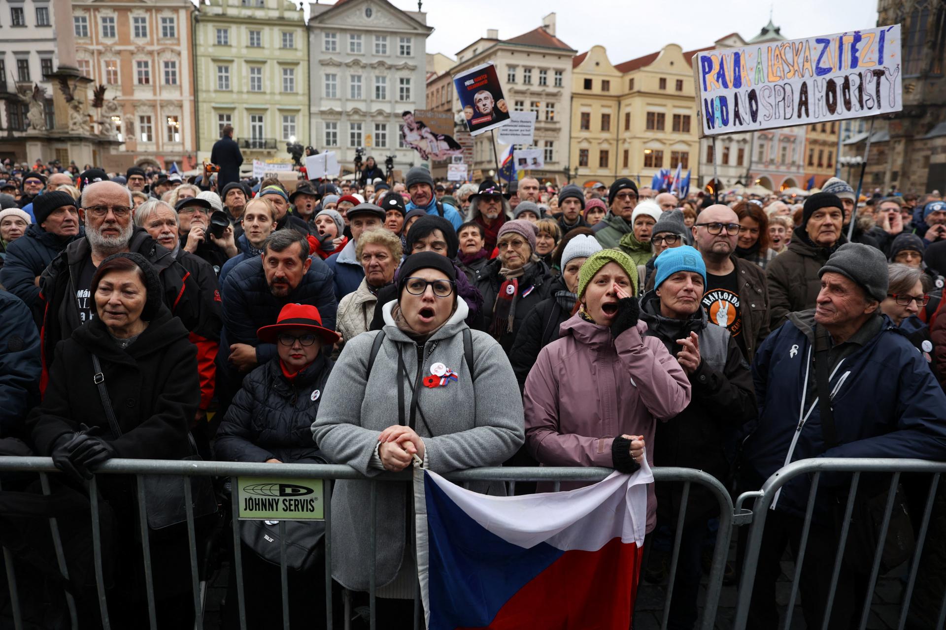 „Česko nie je na predaj.“ Tisíce ľudí v Prahe protestujú proti vzniku vlády ANO, SPD a Motoristov