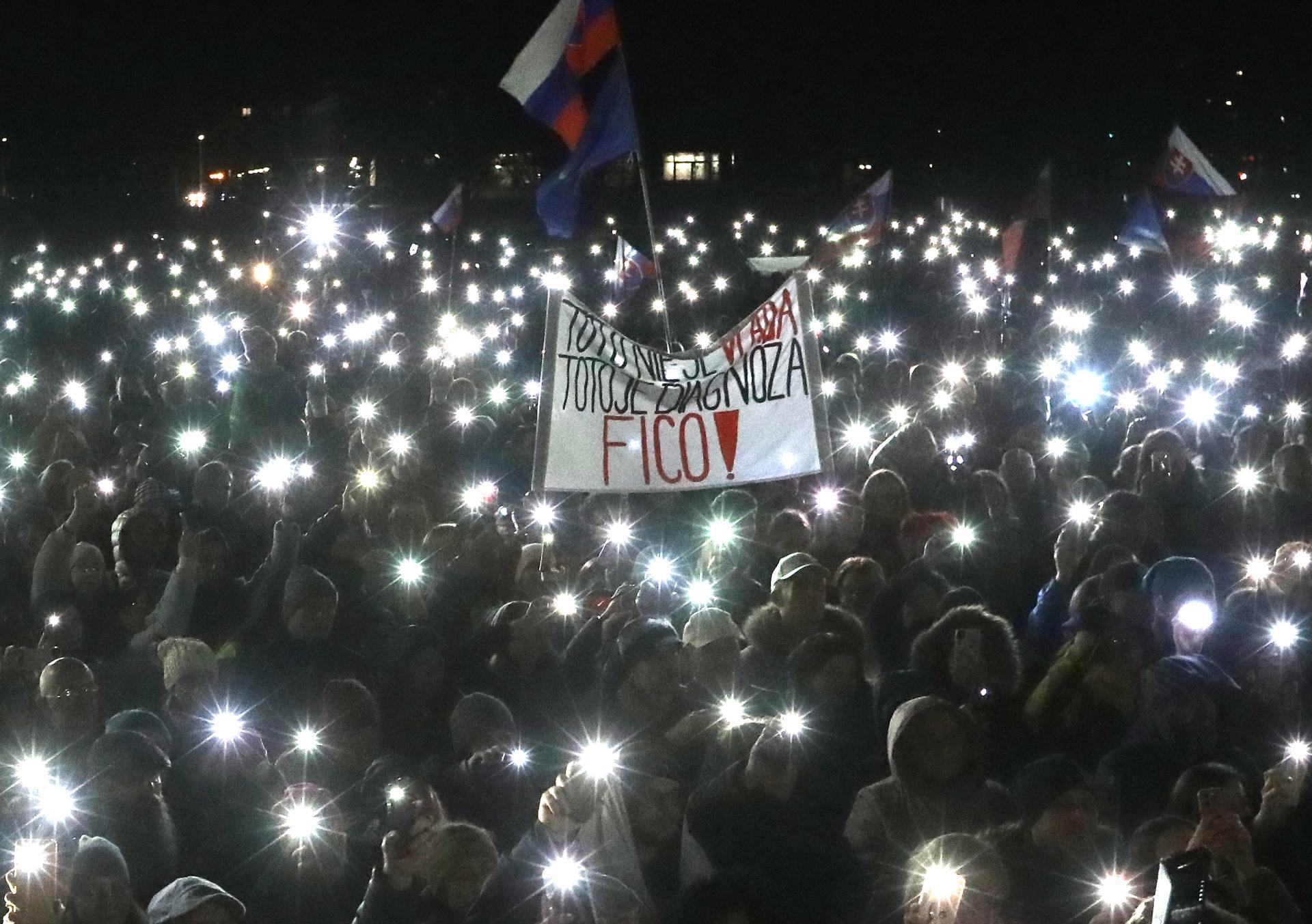 Opozičné zhromaždenie v Bratislave online: Šimečka posiela odkaz Ficovi do Nitry