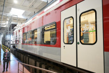 Na snímke inštalácia jednotného zabezpečovacieho systému riadenia vlakov (ETCS), ktorý sa v súčasnosti montuje do elektrickej jednotky Panter (rad 660). FOTO: TASR/František Iván