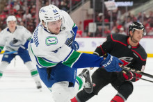 Center tímu Vancouver Canucks Linus Karlsson (94) strieľa gól proti tímu Carolina Hurricanes počas druhej tretiny. FOTO: James Guillory/Imagn Images