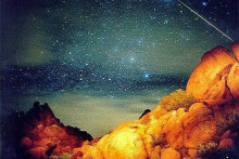 Meteorický roj Leonidy - Leonida nad Joshua Tree National Park v USA v roku 1998.