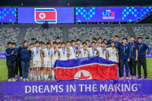 Futbalistky KĽDR oslavujú zlaté medaily na svetovom šampionáte do 17 rokov. FOTO: Profimedia