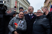 Český premiér v demisii Petr Fiala sa stretol s priaznivcami na Národnej ulici (Národná třída) v Prahe, kam prišiel k Pamätníku Nežnej revolúcie zapáliť sviečku. FOTO: TASR/Barbora Vizváryová