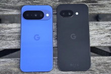 Nový „základný“ Pixel 10 (modrý) dostal úplne prepracovaný fotoaparát, ktorý v podstate vychádza z toho, ktorý má cenovo dostupný Pixel 9a. To oba smartfóny zbližuje a možno vyvstáva otázka, ktorí z nich majú záujemcovia zvoliť. Odlišností medzi prístrojmi zostáva viac ako dosť.
