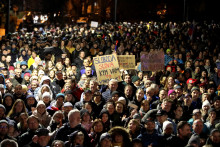 Na snímke ľudia počas zhromaždenia Nie v našom meste, ktoré sa konalo pri príležitosti 36. výročia Nežnej revolúcie v Parku pod Pamätníkom SNP v Banskej Bystrici. FOTO: TASR/Ján Krošlák