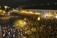 Na snímke ľudia na zhromaždení s názvom 17. november - Sloboda nie je samozrejmosť pri Dolnej bráne v Košiciach. FOTO: TASR/Roman Hanc