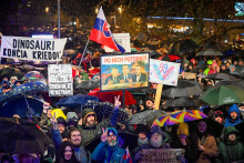 Ľudia sa zúčastňujú protivládneho protestu pri príležitosti 36. výročia Nežnej revolúcie v roku 1989 v Bratislave. FOTO: Reuters