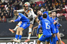 Na snímke zľava Tomáš Rigo, Leon Goretzka (Nemecko), David Strelec, Milan Škriniar a Norbert Gyömbér počas zápasu A- skupiny európskej časti kvalifikácie MS2026 Nemecko - Slovensko v Lipsku. FOTO: TASR/Michal Svítok