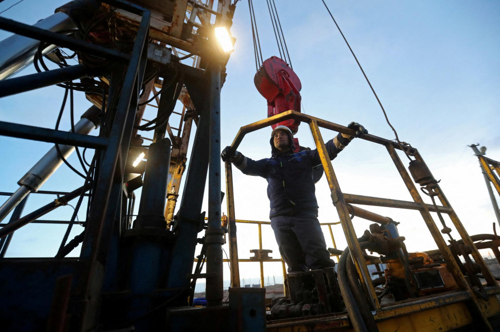 Zamestnanec obsluhuje vrtnú súpravu na ropnom poli Airankol, ktoré prevádzkuje spoločnosť Caspij Neft v Atyrauskej oblasti v Kazachstane. FOTO: Reuters