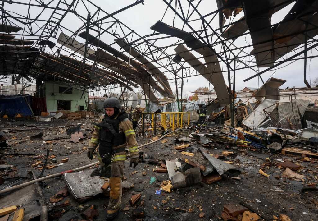 S blížiacou sa zimou Moskva tiež zintenzívnila útoky na energetickú infraštruktúru. Ukrajina odpovedá útokmi na sklady, ropné rafinérie a ďalšie ciele v Rusku. FOTO: REUTERS