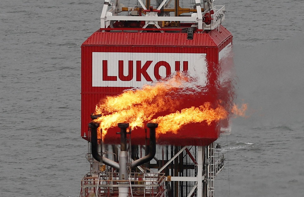 USA uvalili sankcie na Lukoil v rámci snahy priviesť Kremeľ k mierovým rokovaniam o Ukrajine. FOTO: REUTERS