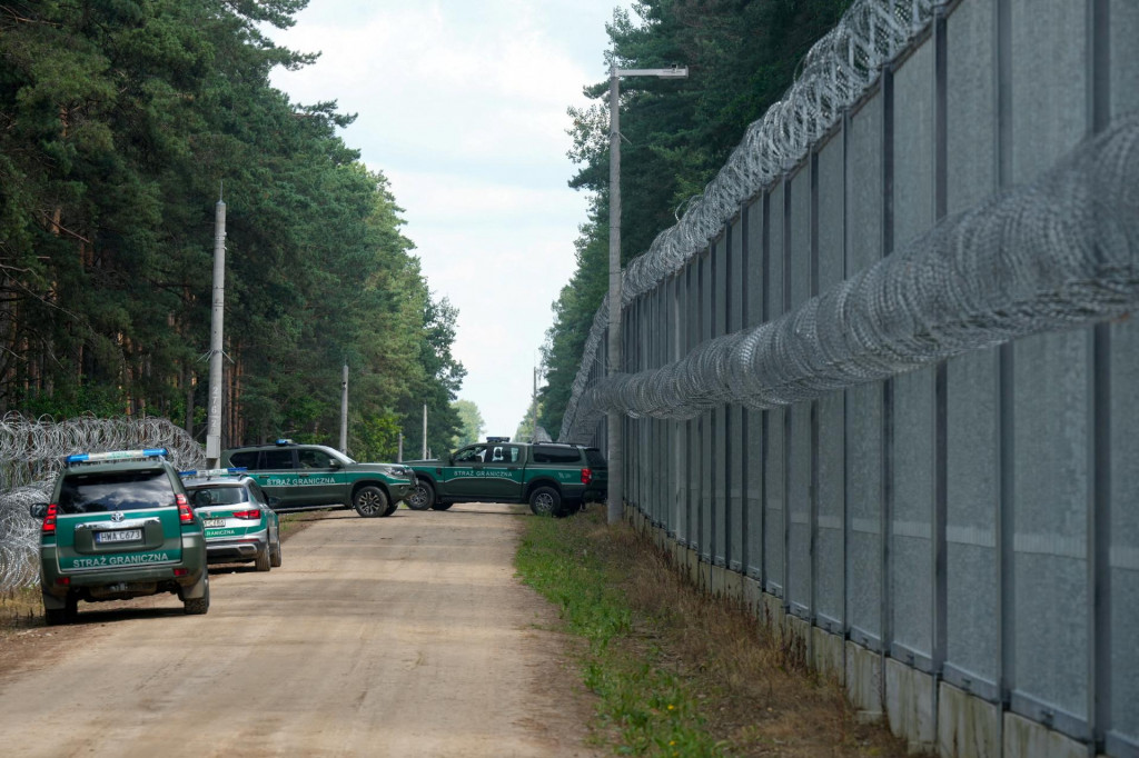 Vozidlá poľskej pohraničnej stráže v blízkosti poľsko-bieloruského hraničného priechodu. FOTO: Reuters