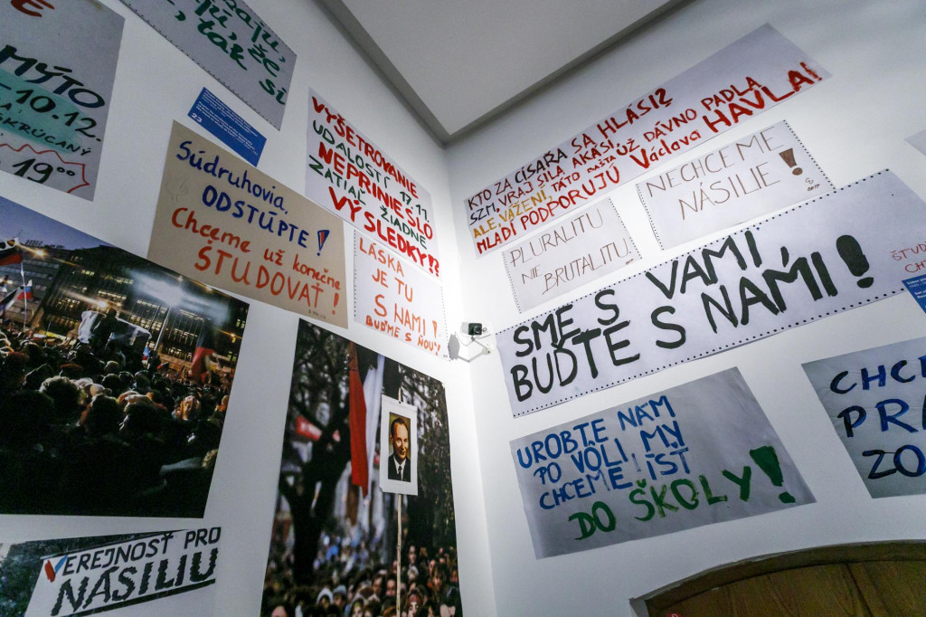 Na snímke dobová čiernobiela fotografia počas výstavy s názvom Cesta za slobodou v Západoslovenskom múzeu v Trnave. FOTO: TASR/Lukáš Grinaj