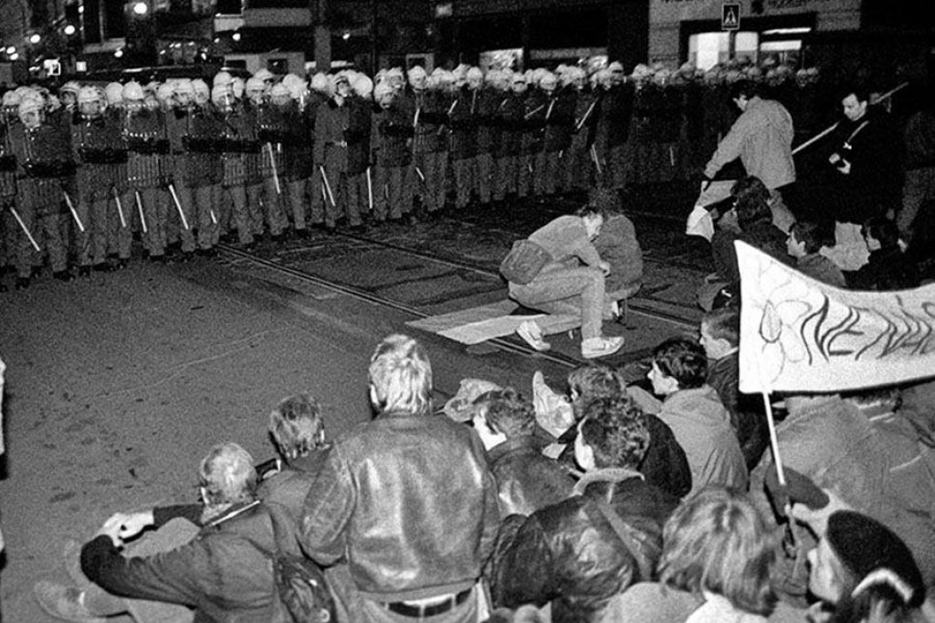 Policajný kordón, ktorý zastavil pokojný protestný pochod študentov na Národnej triede v Prahe večer 17. novembra 1989. Pri následnom brutálnom zásahu bezpečnostných zložiek bolo zranených 568 ľudí.