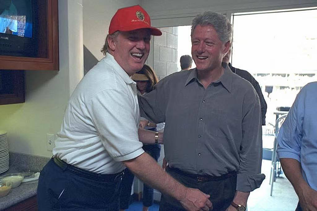 Archívna snímka Donalda Trumpa s Billom Clintonom zo začiatku tisícročia. FOTO: X/@Historycalendar