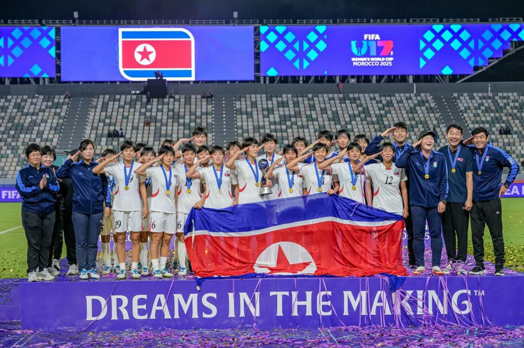 Futbalistky KĽDR oslavujú zlaté medaily na svetovom šampionáte do 17 rokov. FOTO: Profimedia