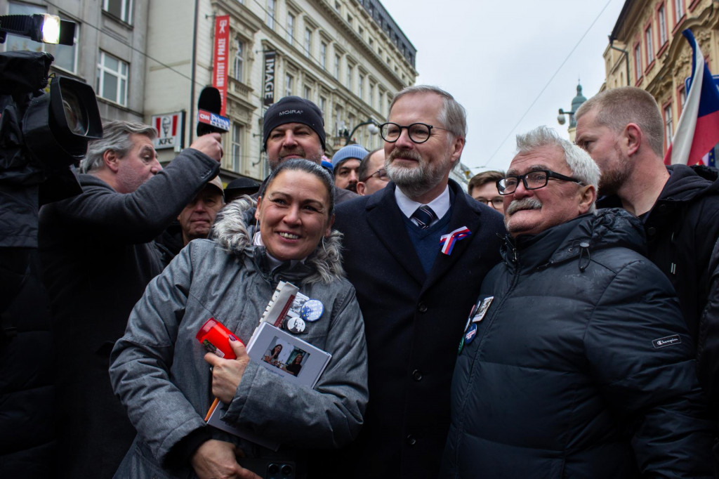 Český premiér v demisii Petr Fiala sa stretol s priaznivcami na Národnej ulici (Národná třída) v Prahe, kam prišiel k Pamätníku Nežnej revolúcie zapáliť sviečku. FOTO: TASR/Barbora Vizváryová