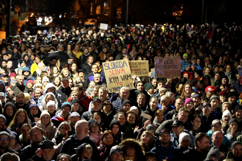 Na snímke ľudia počas zhromaždenia Nie v našom meste, ktoré sa konalo pri príležitosti 36. výročia Nežnej revolúcie v Parku pod Pamätníkom SNP v Banskej Bystrici. FOTO: TASR/Ján Krošlák