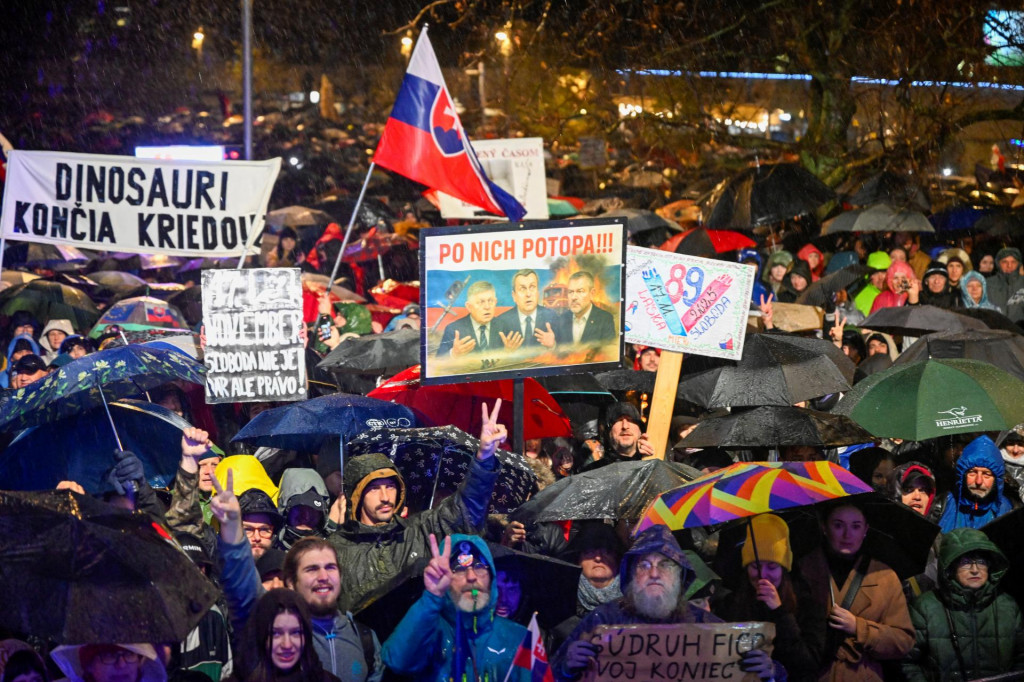 Ľudia sa zúčastňujú protivládneho protestu pri príležitosti 36. výročia Nežnej revolúcie v roku 1989 v Bratislave. FOTO: Reuters