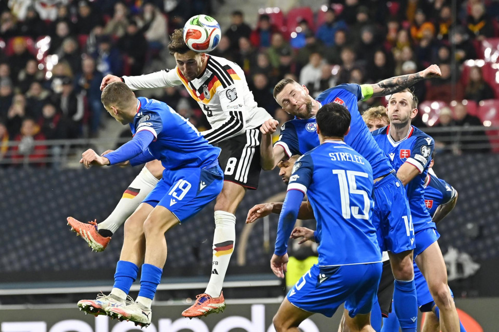 Na snímke zľava Tomáš Rigo, Leon Goretzka (Nemecko), David Strelec, Milan Škriniar a Norbert Gyömbér počas zápasu A- skupiny európskej časti kvalifikácie MS2026 Nemecko - Slovensko v Lipsku. FOTO: TASR/Michal Svítok