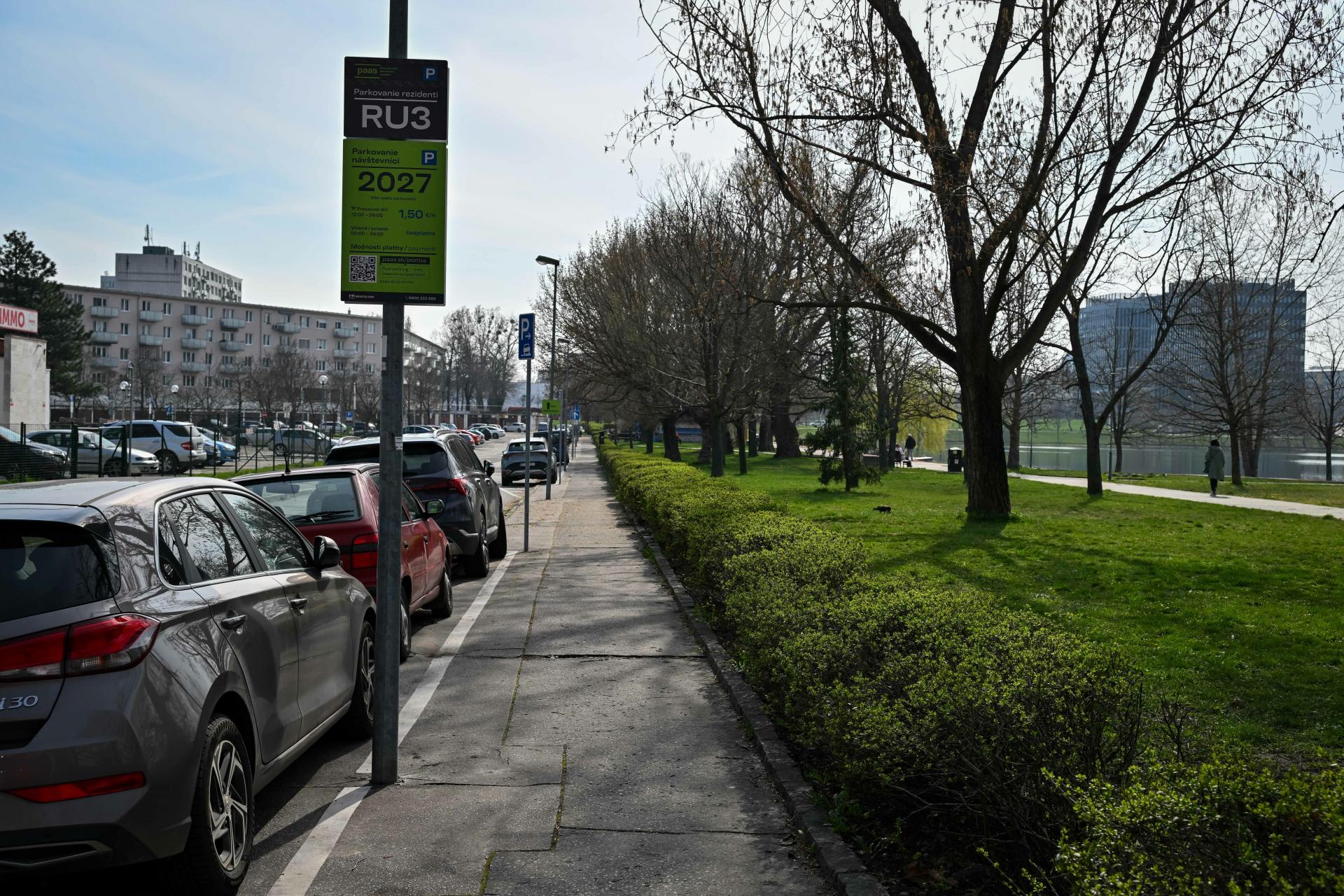 Globálny výpadok internetu pozastavil kontroly parkovného v Bratislave, upozorňuje mesto