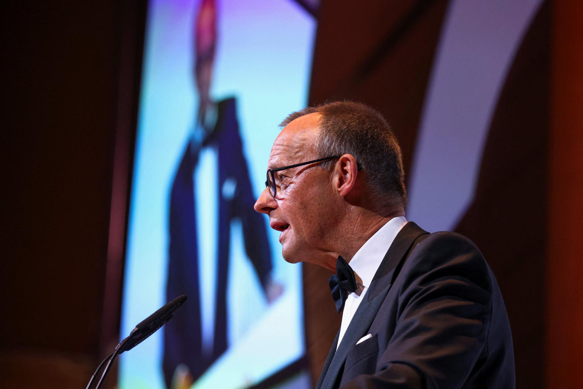 Merz vyzval na dodržiavanie bezpečnosti na vianočných trhoch. Obmedzenia v malých mestách ho mrzia